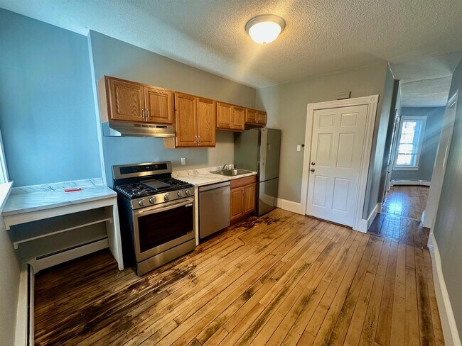 34 Plymouth St, Unit 2 in Cambridge, MA - Building Photo - Building Photo