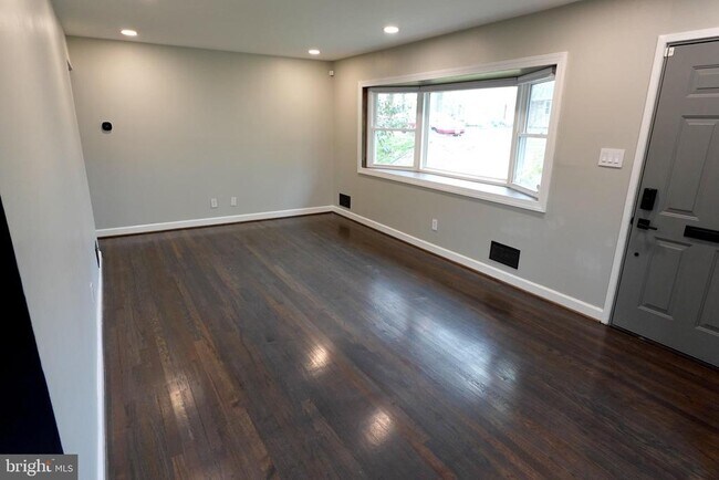 14 Grandin Cir in Rockville, MD - Building Photo - Building Photo