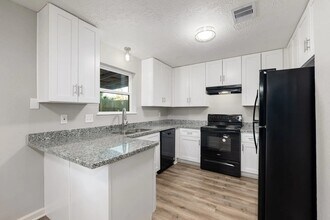 9806 Thrush St in La Porte, TX - Foto de edificio - Building Photo