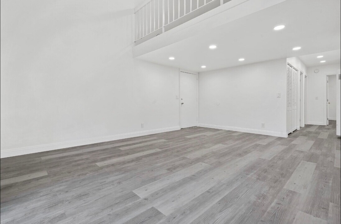 4925 Indian Wood Rd, Unit Tara Hills Condo in Culver City, CA - Foto de edificio