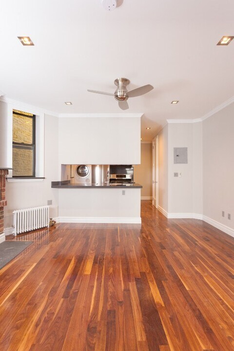 209 E 25th St in New York, NY - Building Photo