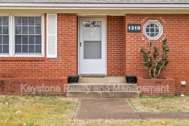 1319 Fort Campbell Blvd in Clarksville, TN - Building Photo - Building Photo