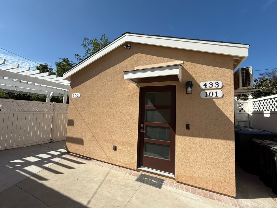433 N Catalina St in Burbank, CA - Building Photo