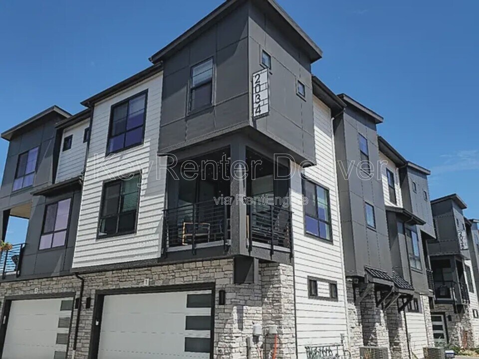 2028 S Holly St in Denver, CO - Building Photo