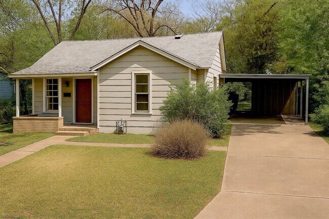 property at 914 E 52nd St