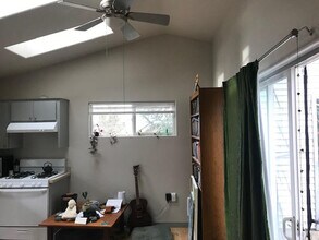 4160 SE 79th Ave, Unit B in Portland, OR - Building Photo - Building Photo