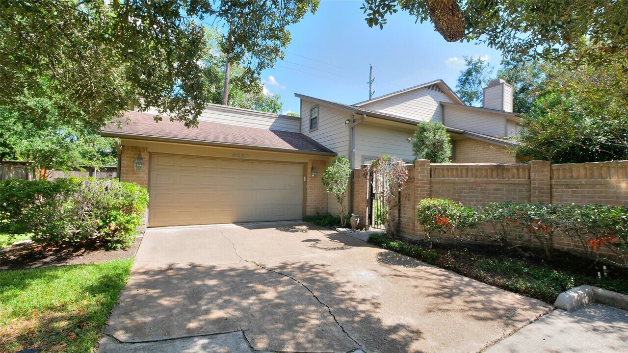 8003 Oakwood Forest Dr in Houston, TX - Building Photo
