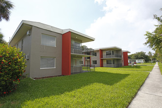 Astoria Apartments in St. Petersburg, FL - Foto de edificio - Building Photo