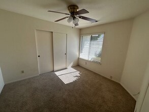 1437 E Vassar Dr in Visalia, CA - Foto de edificio - Building Photo