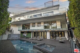 1680 Sunset Plaza Dr in Los Angeles, CA - Building Photo