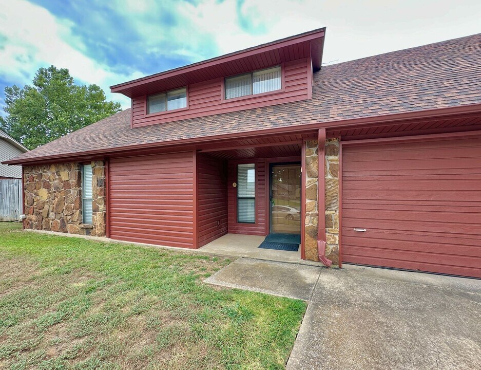 2502 NE Kingsbriar Pl in Lawton, OK - Building Photo