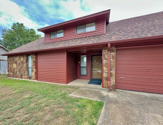 property at 2502 NE Kingsbriar Pl