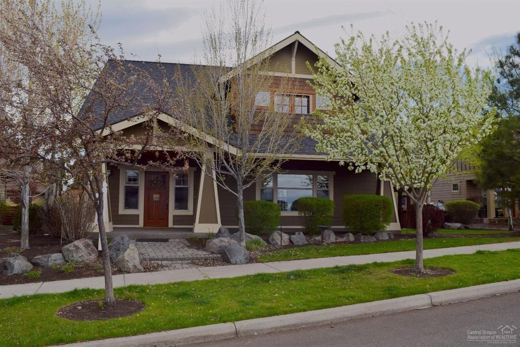 637 N W Compass Ln in Bend, OR - Building Photo