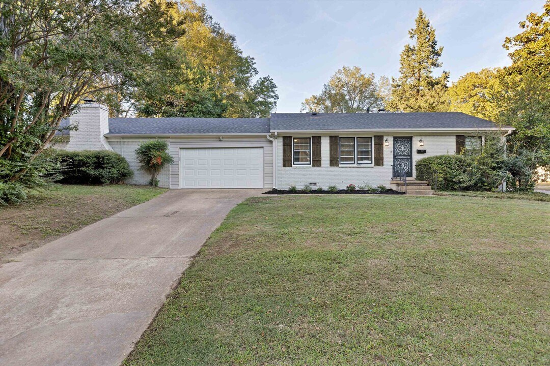 5270 Edenshire Ave in Memphis, TN - Building Photo