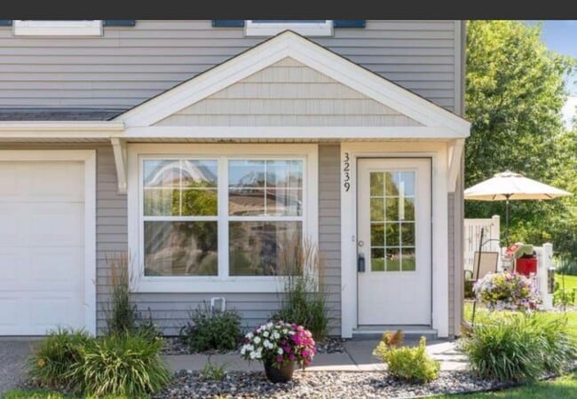 3239 Oak View Dr in Woodbury, MN - Building Photo - Building Photo