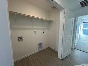 5324 Whirling Way, Unit 409 in San Antonio, TX - Foto de edificio - Building Photo
