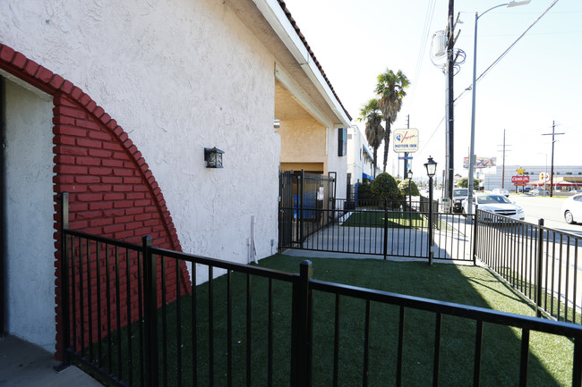 Sepulveda Villas in Van Nuys, CA - Foto de edificio - Building Photo