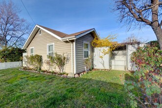 2108 Table Rock Rd in Medford, OR - Building Photo - Building Photo