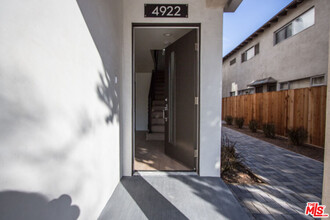 4922 Laurel Canyon Blvd in Los Angeles, CA - Building Photo - Building Photo