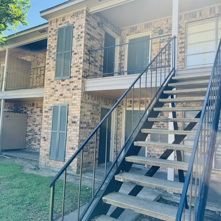 6800 Camden Ln in Groves, TX - Building Photo