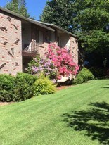 Royal Pines Apartments in Beaverton, OR - Building Photo