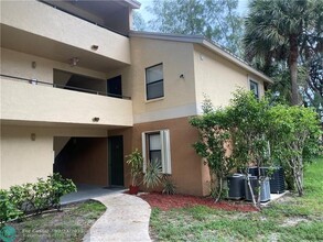 9999 Summerbreeze Dr in Sunrise, FL - Foto de edificio - Building Photo