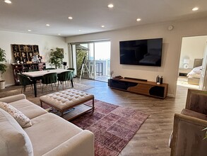 10450 Wilshire Blvd, Unit Penthouse D in Los Angeles, CA - Building Photo - Building Photo