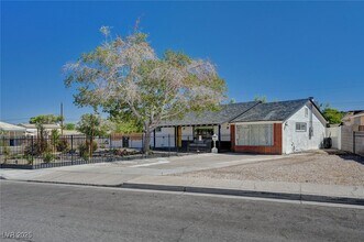 1201 Douglas Dr in Las Vegas, NV - Building Photo - Building Photo