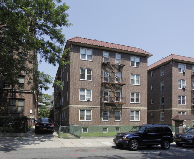 118-37 Metropolitan Ave in Kew Gardens, NY - Building Photo - Building Photo