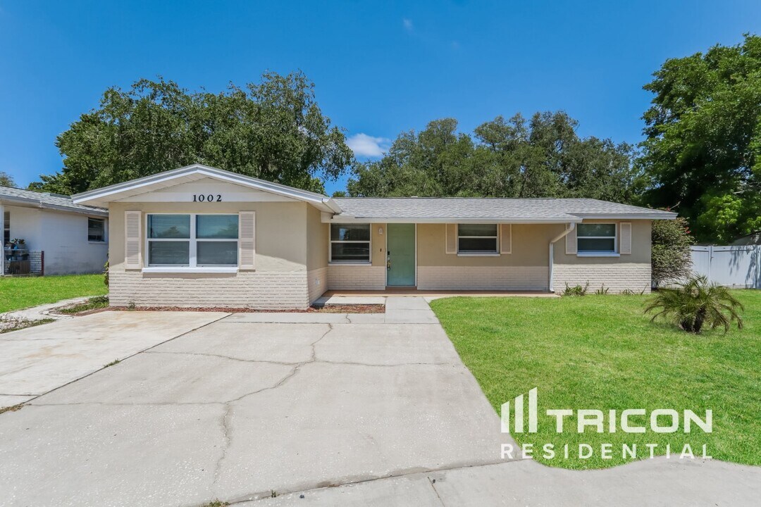 1002 Windsor Hill Way in Tarpon Springs, FL - Building Photo
