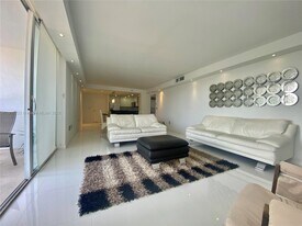 3731 N Country Club Dr in Aventura, FL - Building Photo