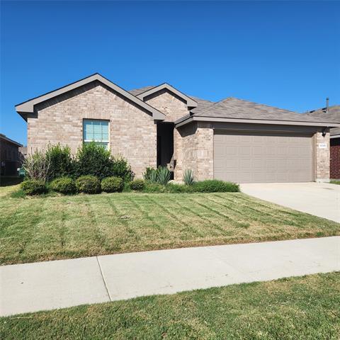 10386 Fort Belknap Trail in Crowley, TX - Foto de edificio