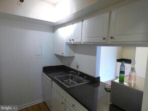 8205 Whispering Oaks Way in Gaithersburg, MD - Building Photo - Building Photo