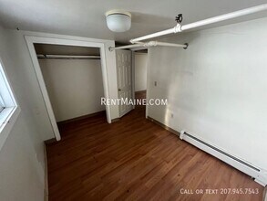 2412 Western Ave in Newburgh, ME - Foto de edificio - Building Photo