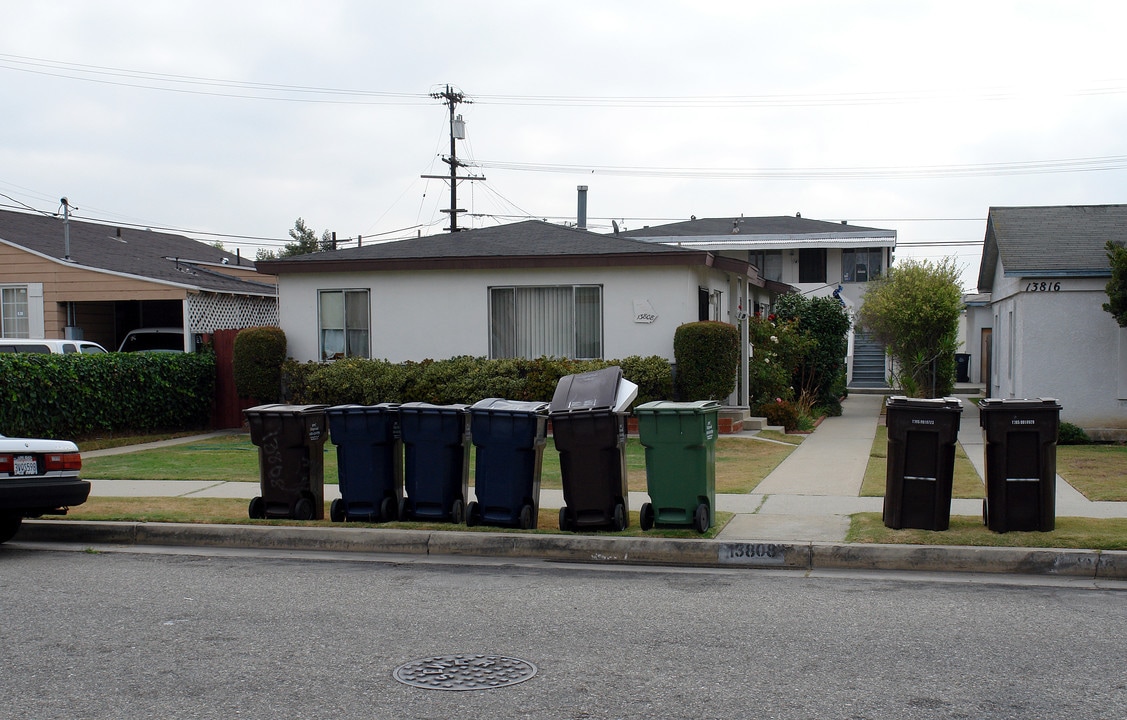 13808 Hawthorne Way in Hawthorne, CA - Building Photo