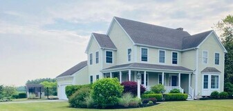 105 Lilac Ln in Portsmouth, RI - Building Photo