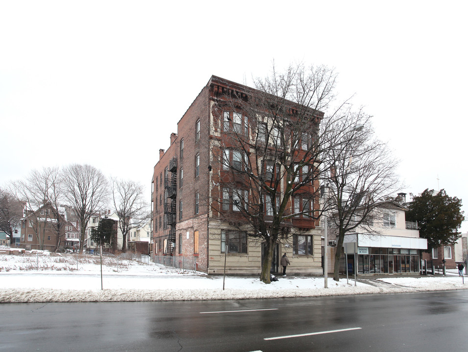 292 W Main St in Waterbury, CT - Building Photo