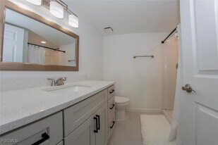 16007 Davis Rd in Ft. Myers, FL - Building Photo