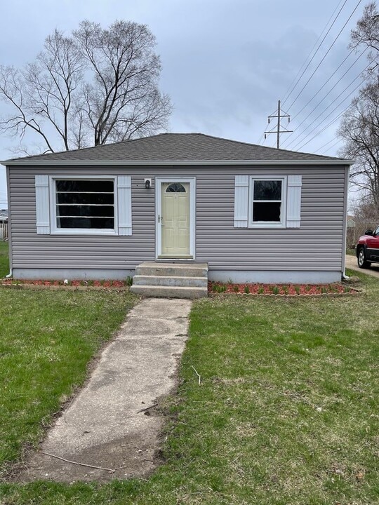 1303 Catalina Rd in Machesney Park, IL - Building Photo
