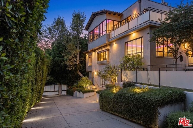 7801 Hillside Ave in Los Angeles, CA - Building Photo - Building Photo