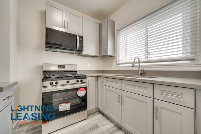 147-143 Normandie Ave in Los Angeles, CA - Building Photo - Building Photo