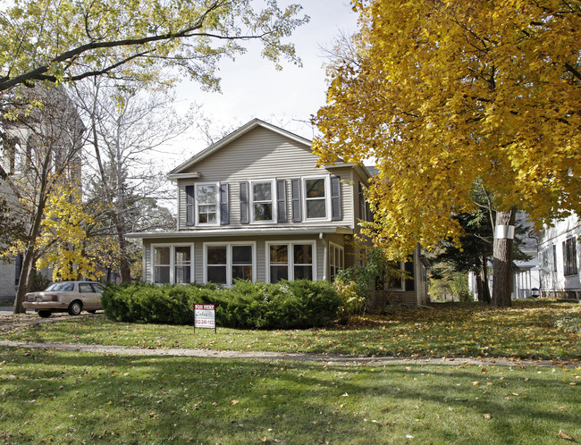 208 S Main St in Delavan, WI - Foto de edificio - Building Photo