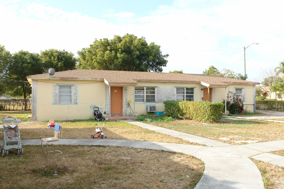 827-843 NW 3rd Ave in Homestead, FL - Building Photo