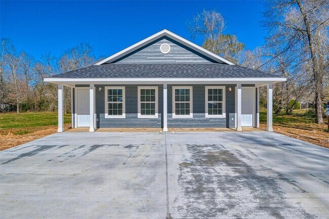 914 W School St in Livingston, TX - Building Photo - Building Photo