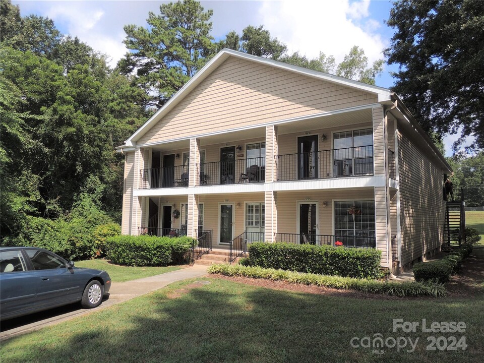 1985 Lancer Ct in Gastonia, NC - Foto de edificio