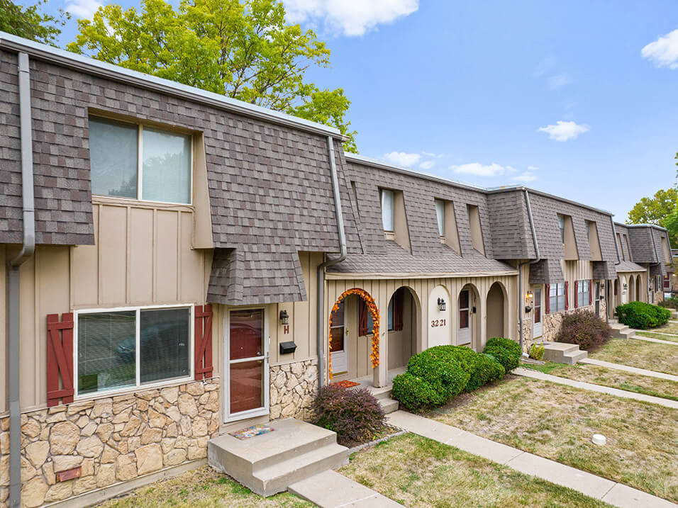 Misty Glen Apartments and Townhomes in Topeka, KS - Building Photo