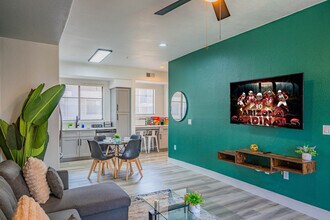 6610 N 93rd Ave in Glendale, AZ - Foto de edificio - Building Photo