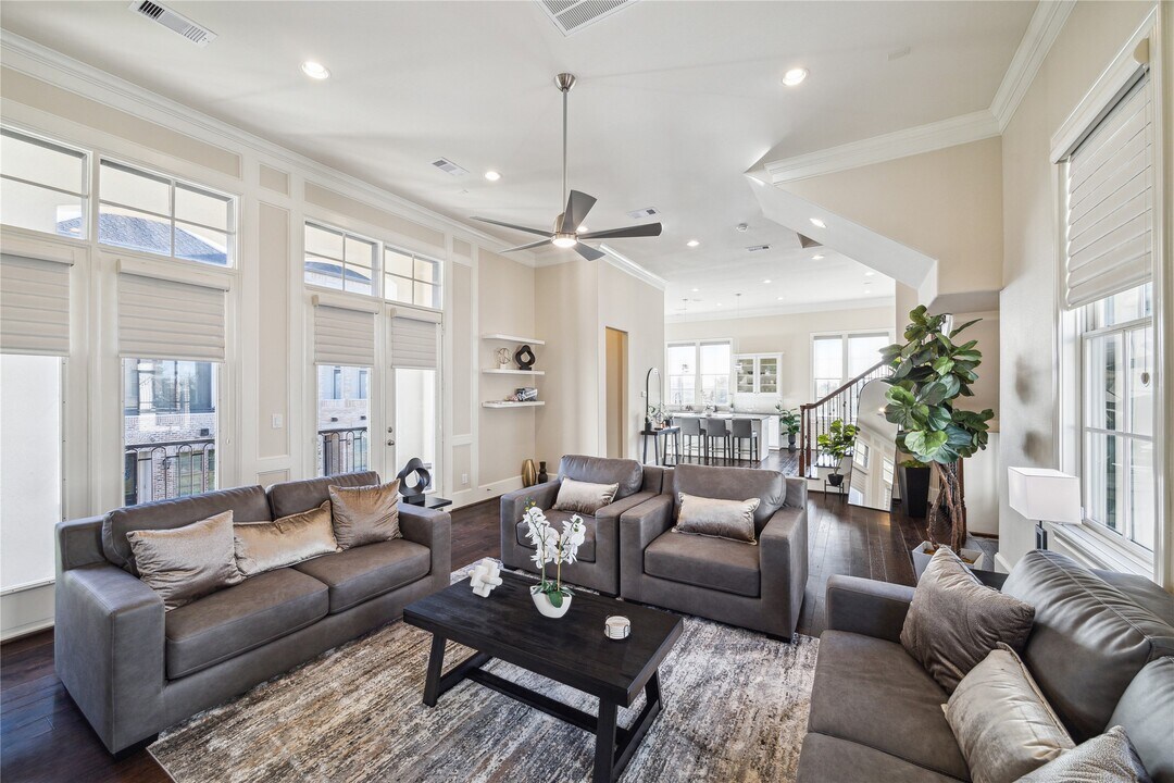 9455 Fannin St in Houston, TX - Building Photo