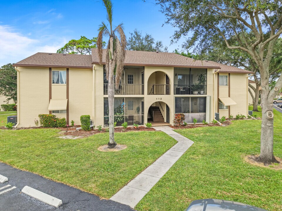 112 Lake Pine Cir in Greenacres, FL - Building Photo