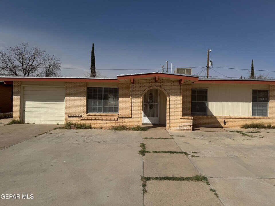 5629 Wadsworth Ave in El Paso, TX - Building Photo